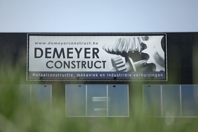 Front-lit banner - Demeyer Construct